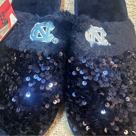 FOCO NCAA NC Tar Heels Sequined Plush Slippers Navy Blue Women’s XL (10-11) NWT - Picture 9 of 9